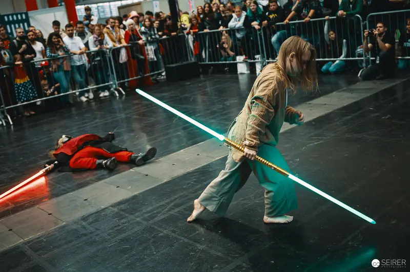 Young Lightsaber Performer Defeats Opponent at Vienna ComicCon 2023