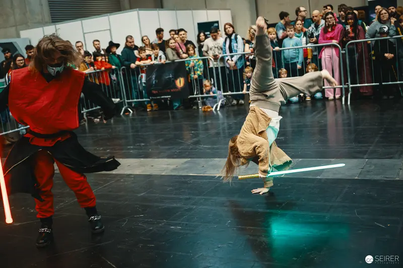 Lightsaber Duel at Vienna ComicCon 2023: Dynamic Cosplay Battle Scene