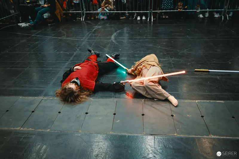 Lightsaber Battle at Vienna ComicCon 2023: Performers Locked in Dramatic Duel