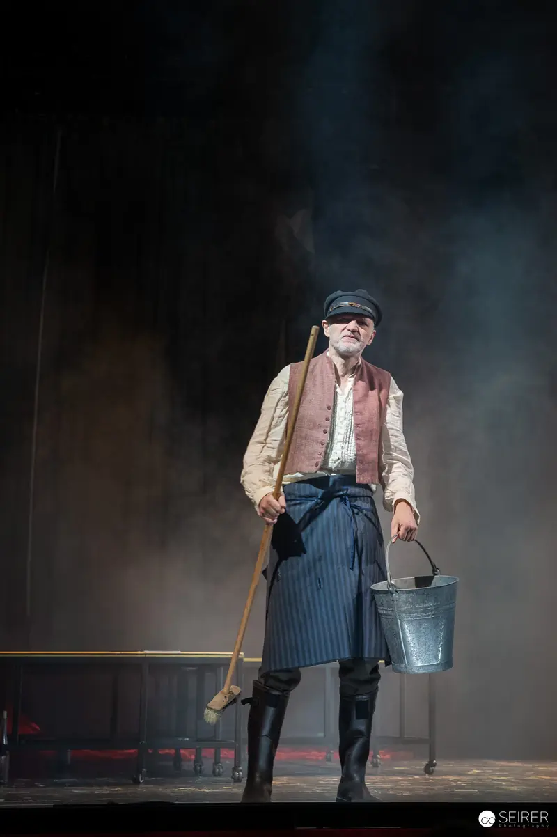 Günter Franzmeier as Adam Holzapfel in "Es muß geschieden sein" at Josefstadt Theater