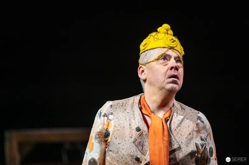 Günter Franzmeier as Adam Holzapfel in "Es muß geschieden sein" at Josefstadt Theatre