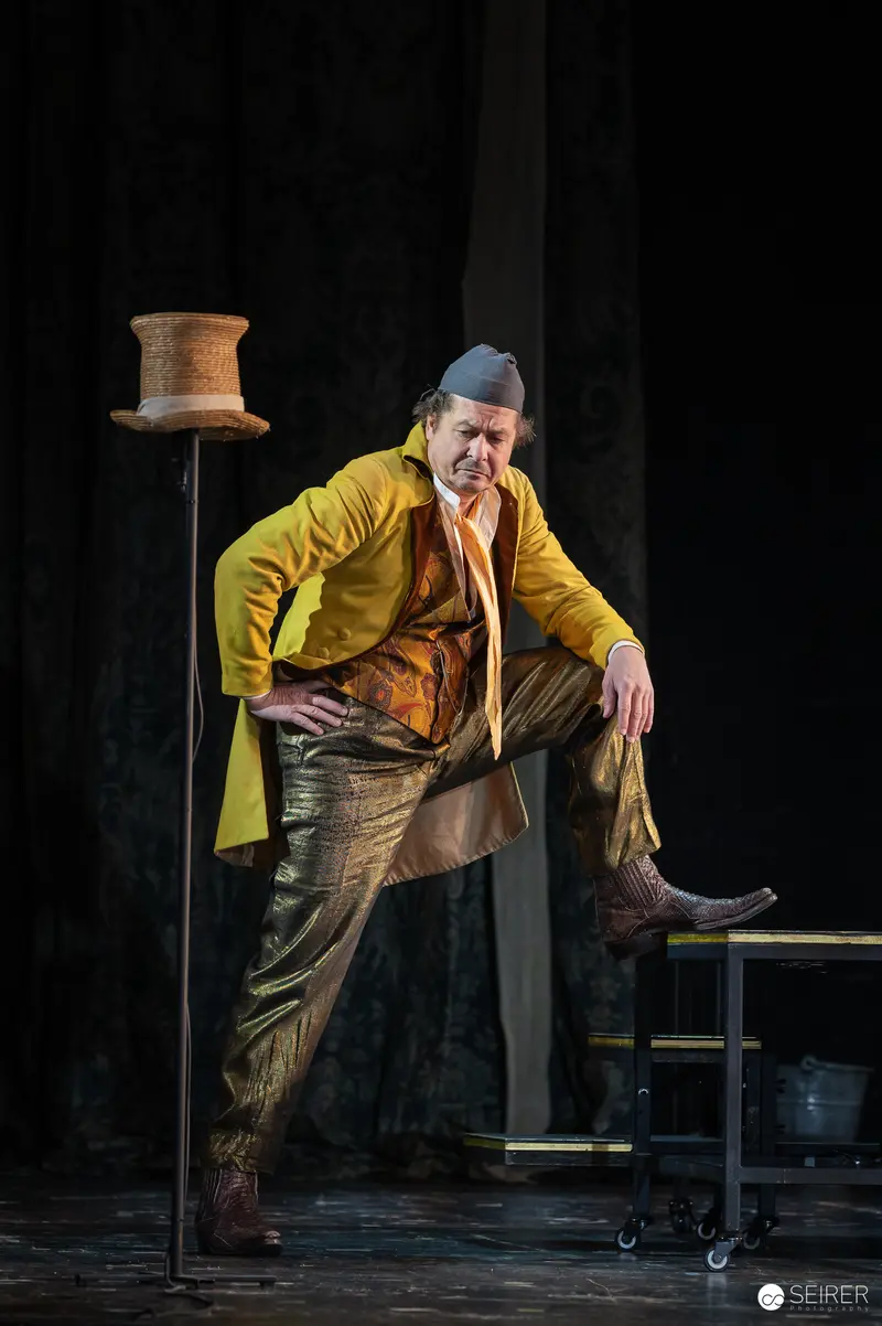 Günter Franzmeier as Adam Holzapfel in Turrini's "Es muß geschieden sein" at Josefstadt Theater