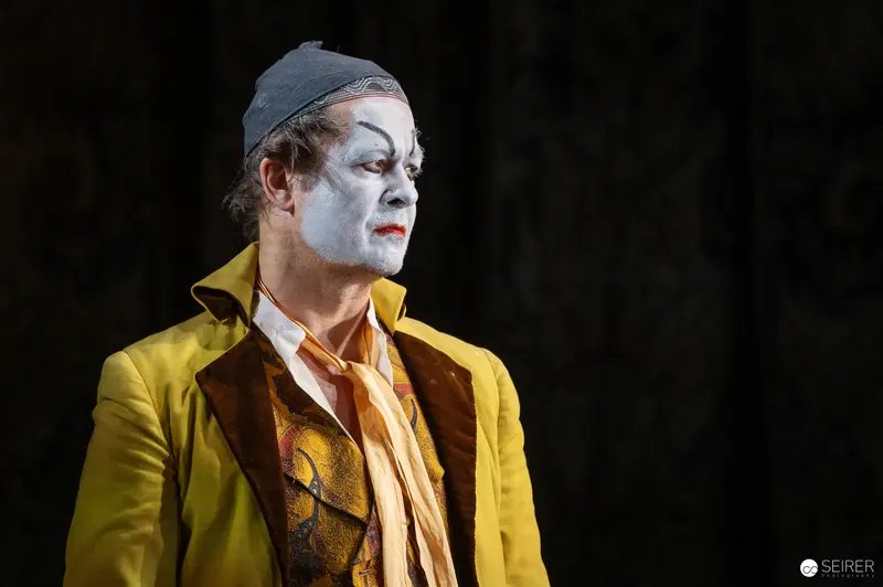 Mime Performer in Yellow Jacket, "Es muß geschieden sein" Rehearsal