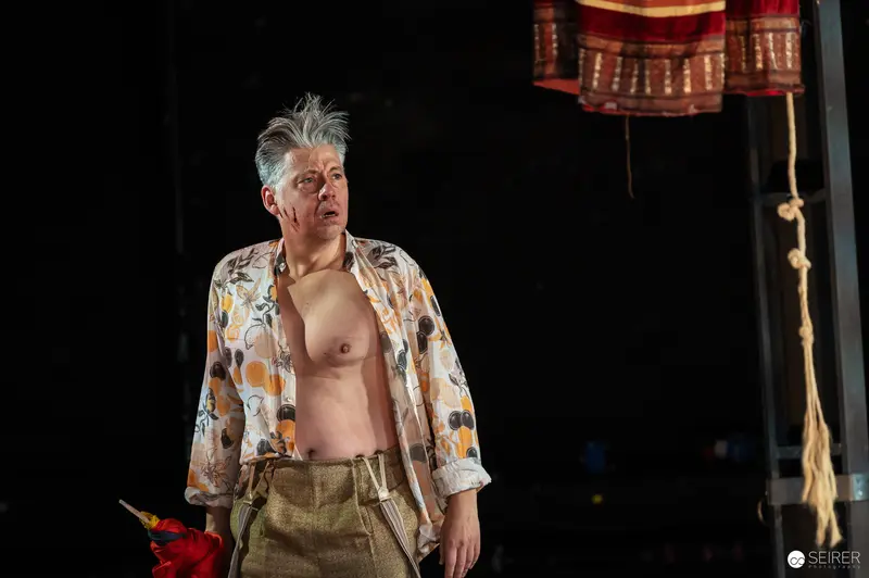 Günter Franzmeier as Adam Holzapfel in "Es muß geschieden sein" at Josefstadt Theater