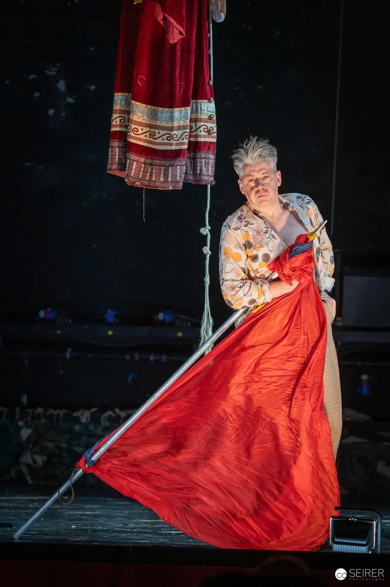 Günter Franzmeier Handles Red Fabric in "Es muß geschieden sein" at Josefstadt