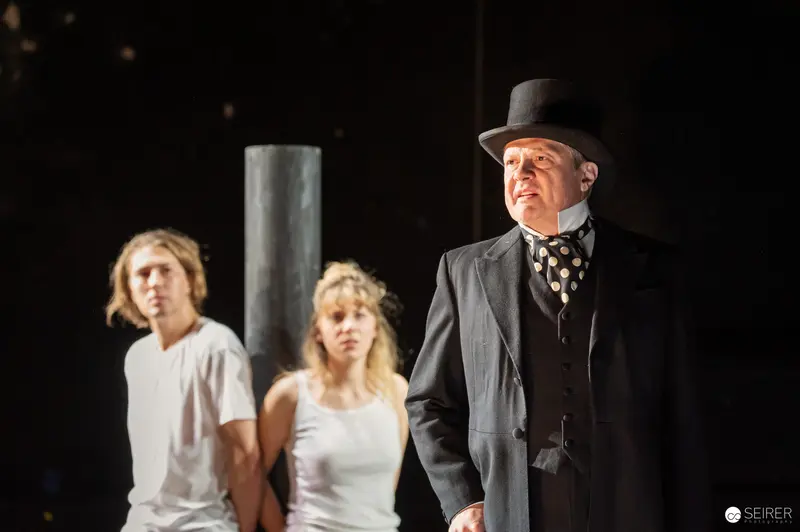 Günter Franzmeier as Adam Holzapfel in "Es muß geschieden sein" at Josefstadt Theater Vienna