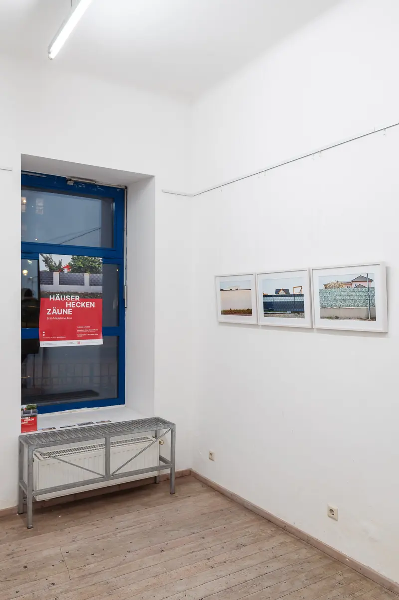 Diplomausstellung der Prager Fotoschule: White Gallery Interior with Framed Artworks
