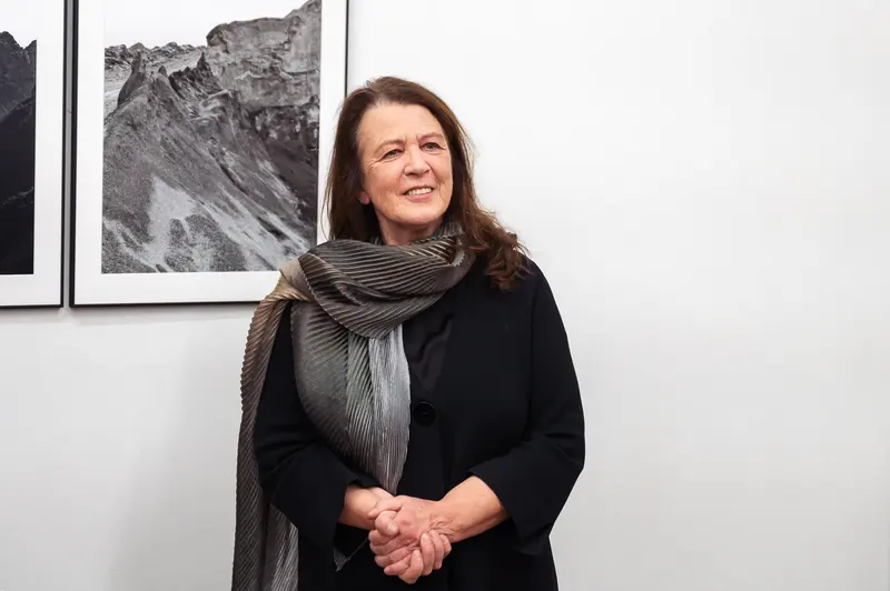 Diplomausstellung der Prager Fotoschule: Artist in Black with Landscape Photograph
