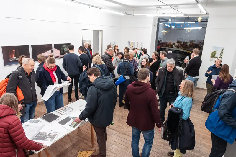 Diplomausstellung der Prager Fotoschule: Crowded Gallery Exhibition Opening in January 2024