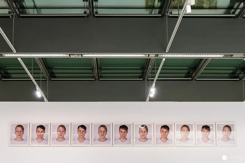 MUSA Exhibition "2000er - Bye-Bye Zuversicht": Twelve Identical Portrait Poses