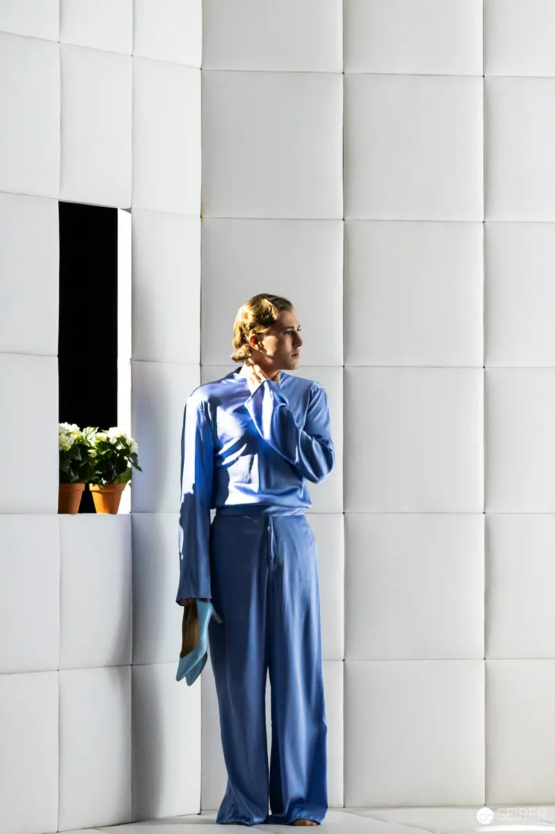James Brown in Blue: Performance at Kammerspiele Wien