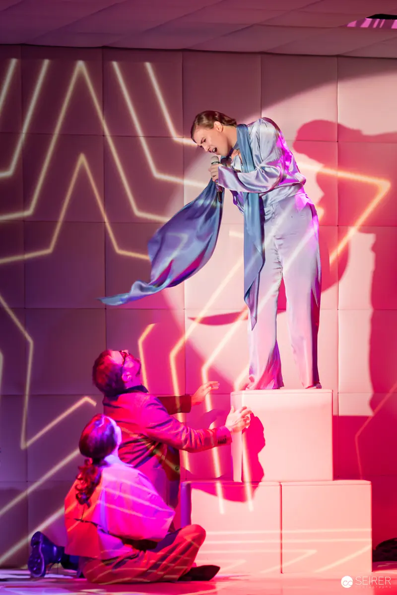 James Brown Performance at Kammerspiele Wien: Dramatic Stage Interaction