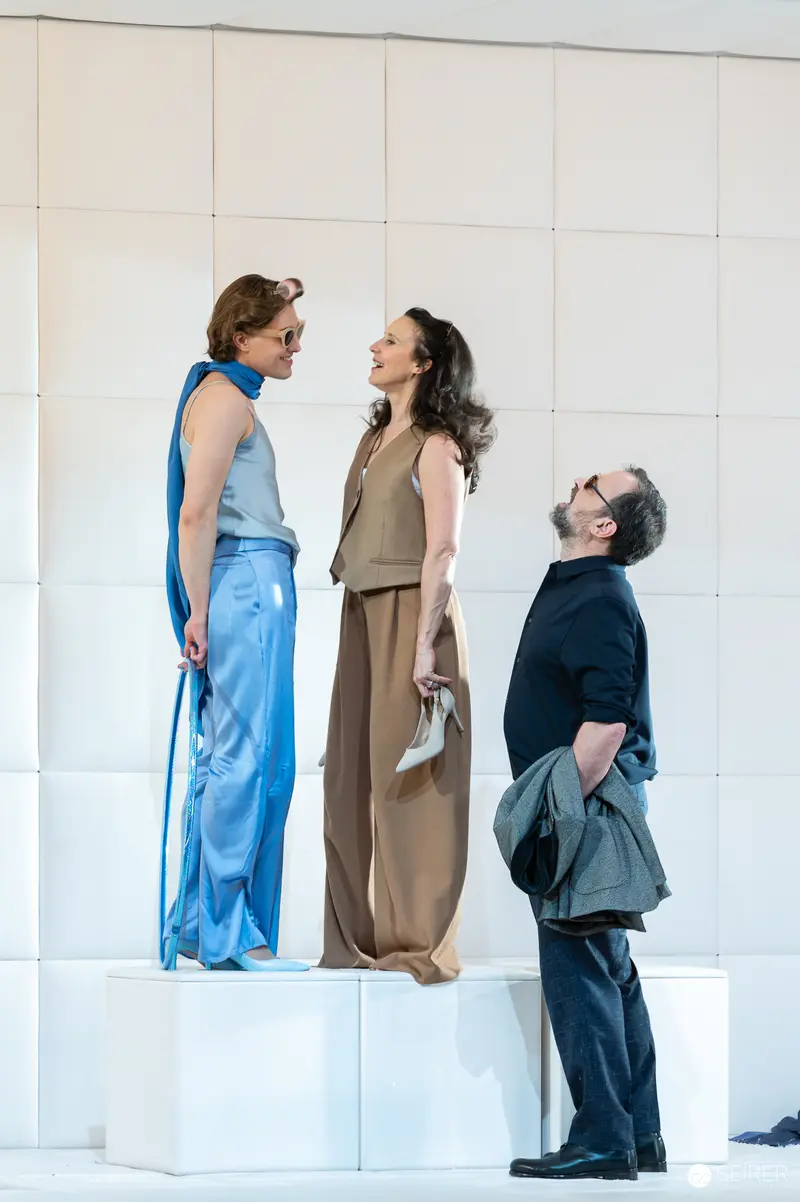 Three Actors on White Pedestals in James Brown trug Lockenwickler Theater Production