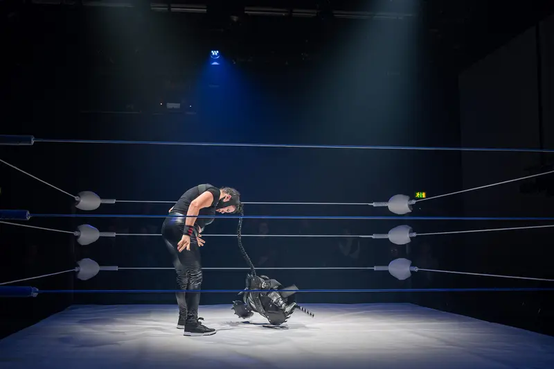 Wrestler Defeated in Dramatic Spotlight at Kosmos Theater, Wien