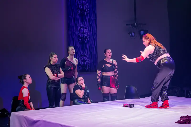 Intense Confrontation in "Keeping up with the Penthesileas" Theater Performance
