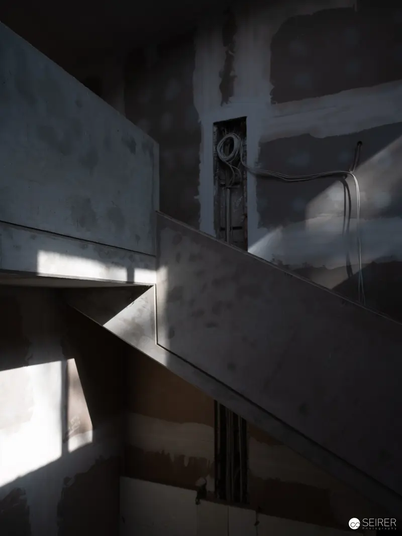 Nocturnal Shadows and Architectural Geometry in Felix Reutzel Exhibition Space