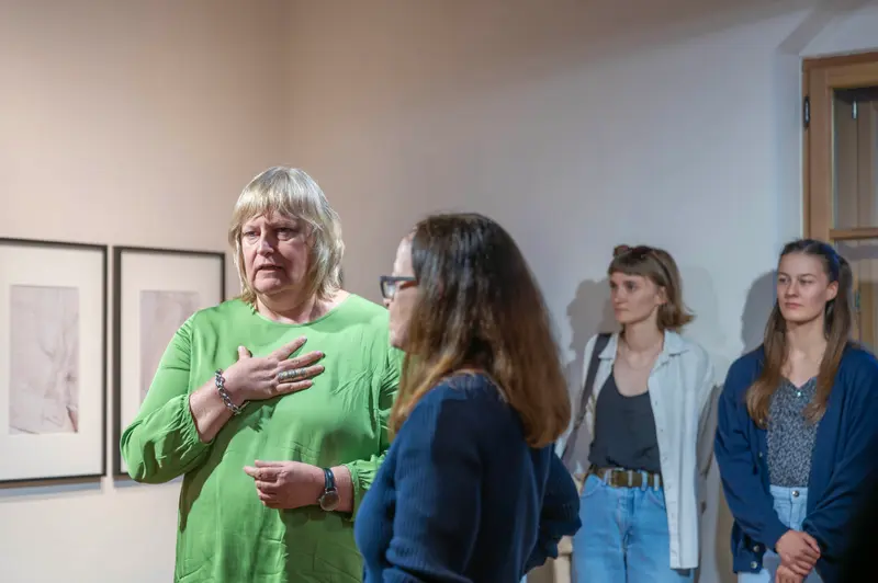 Jutta Fischel Discusses "Hide & Seek" Exhibition with Artists in Traismauer