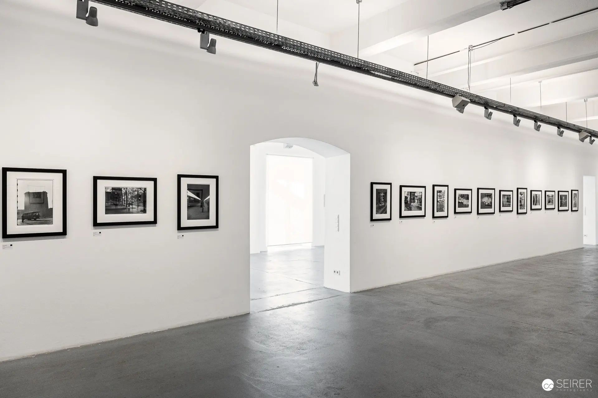 Elliott Erwitt Photography Exhibition "IN LOVE WITH..." at Ostlicht Gallery