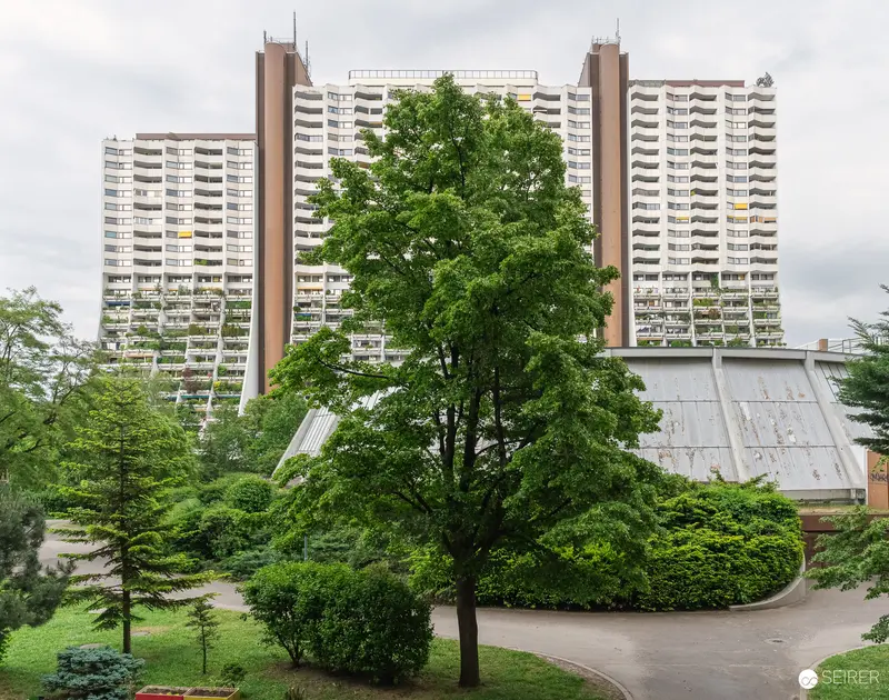 Alterlaa High-Rise Residential Complex with Lush Green Landscaping in Vienna