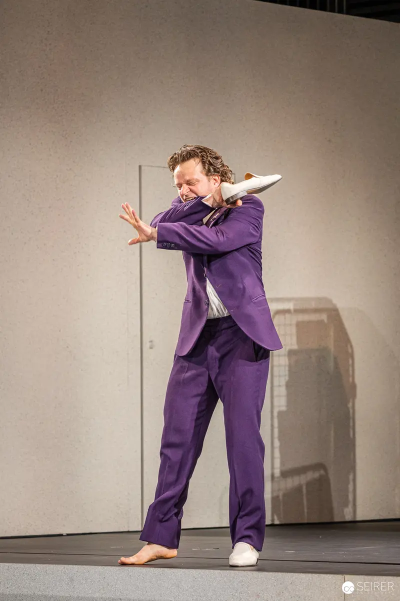Performer in Purple Suit, Rehearsal for Trilogie der Sommerfrische, Theater in der Josefstadt