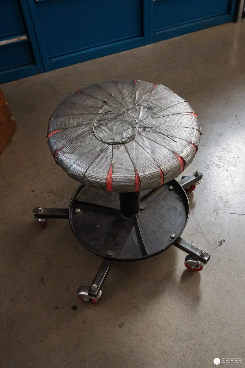 Industrial Workshop Device with Circular Metal Frame and Mounting Mechanism