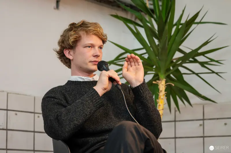 Anton Maria Moser Speaking at Literary Event in Vienna's Carla Mittersteig