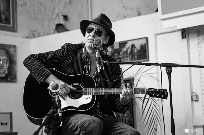 Ernst Molden Performing Acoustic Set at Carla Mittersteig Private Concert