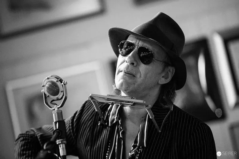 Ernst Molden Performing with Vintage Microphone at Carla Mittersteig Private Concert