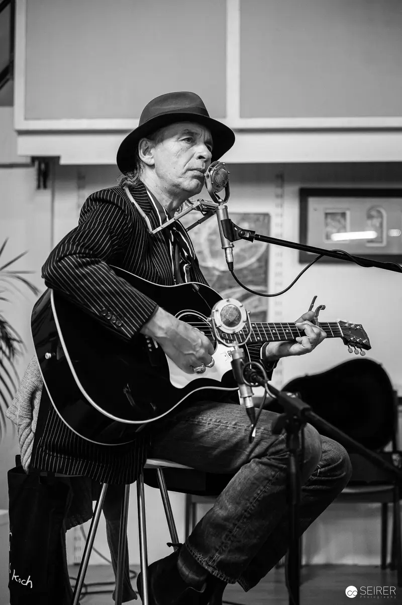 Ernst Molden Performing Acoustic Set at Carla Mittersteig Private Concert