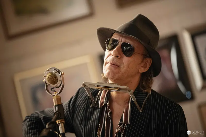 Ernst Molden Performing Live at Carla Mittersteig in Vintage Style