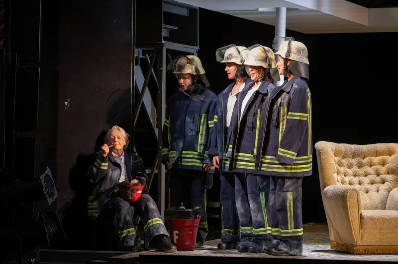 Theater der Josefstadt: Firefighters on Stage in "Biedermann und die Brandstifter"