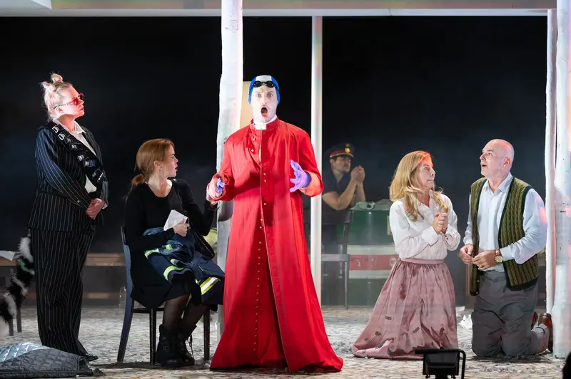 Theater der Josefstadt Staging of "Biedermann und die Brandstifter" with Dramatic Ensemble Performance