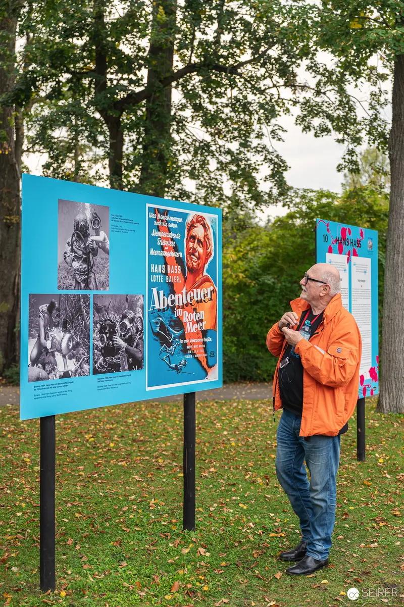 Lois Lammerhuber Examines Photo Exhibition at La Gacilly Baden Tour