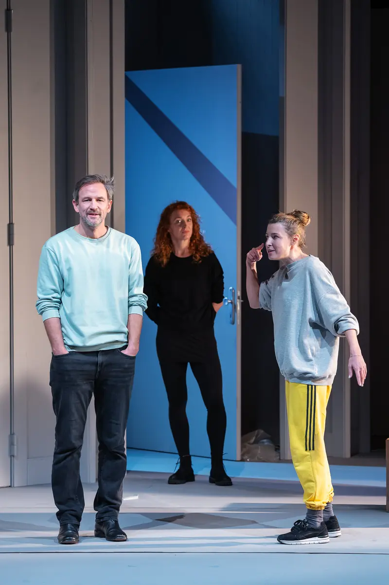 Nachtlacht Theater Production at Kammerspielen: Three Actors in Minimalist Setting