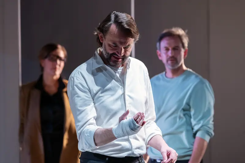 Performers Exploring Emotional Tension in "Nachtlacht" Theater Production