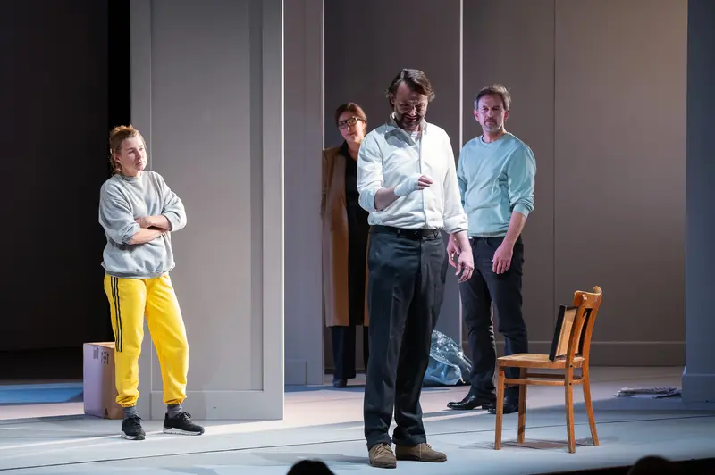 Theater Performance "Nachtlacht" at Kammerspielen: Actors in Staged Interaction