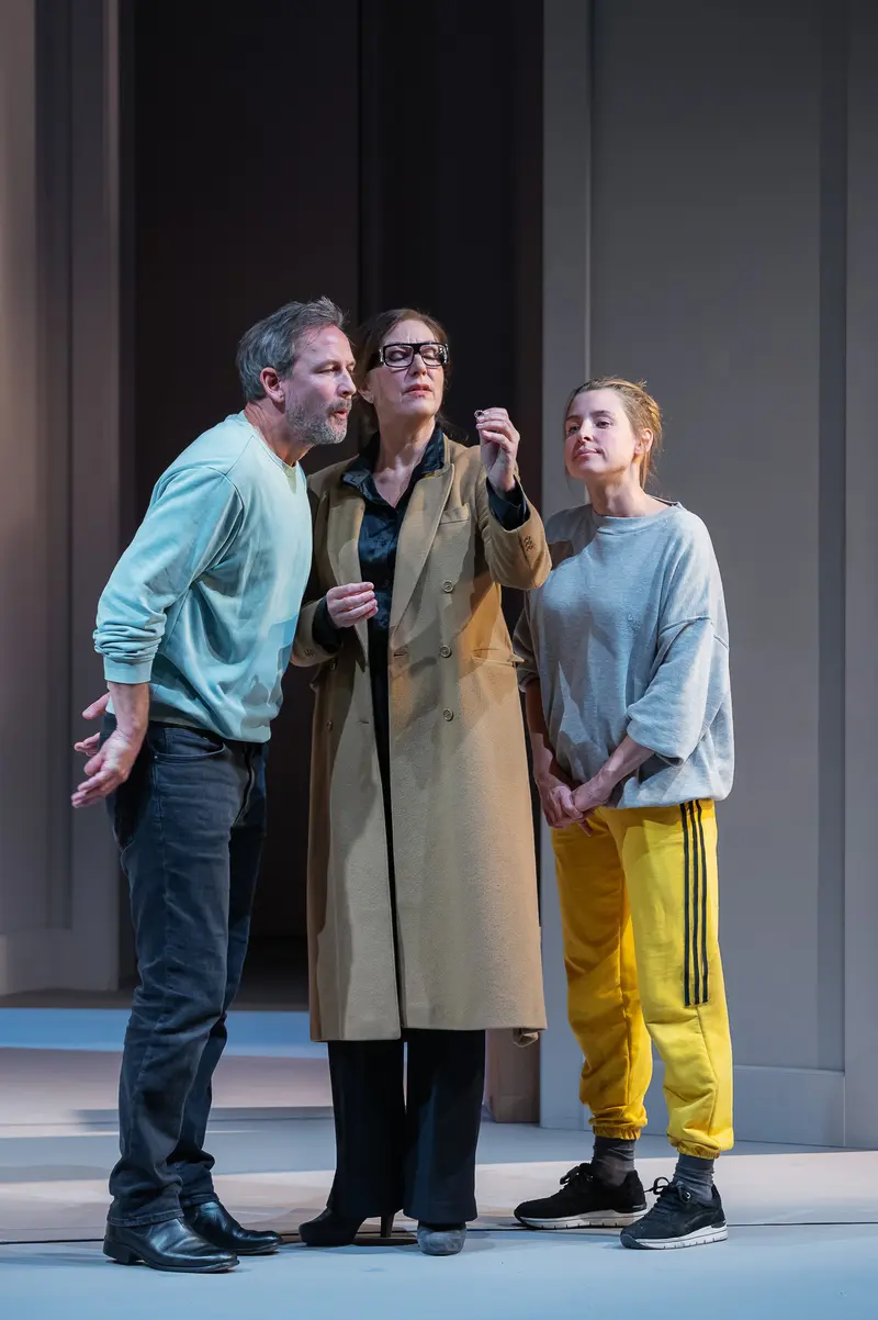 Three Actors on Stage During "Nachtlacht" Theater Production at Kammerspielen