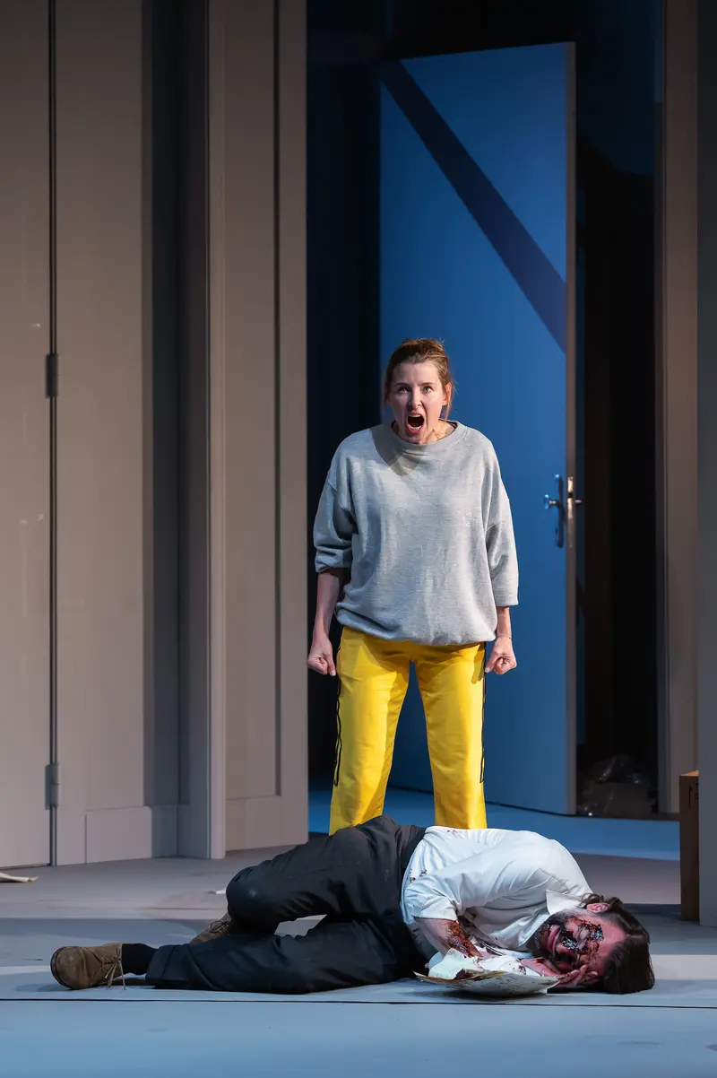 Tension in Yellow Pants: Dramatic Moment from "Nachtlacht" Theater Production
