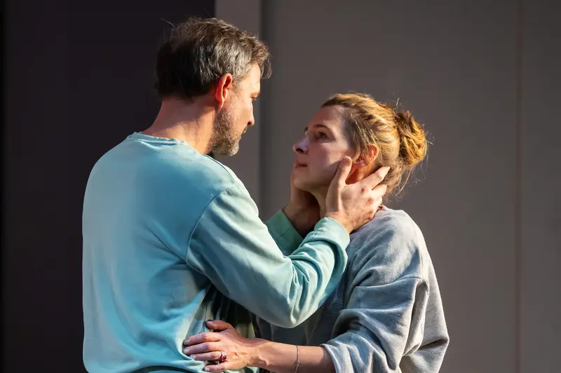 Intimate Theatrical Moment from "Nachtlacht" at Kammerspielen Performance