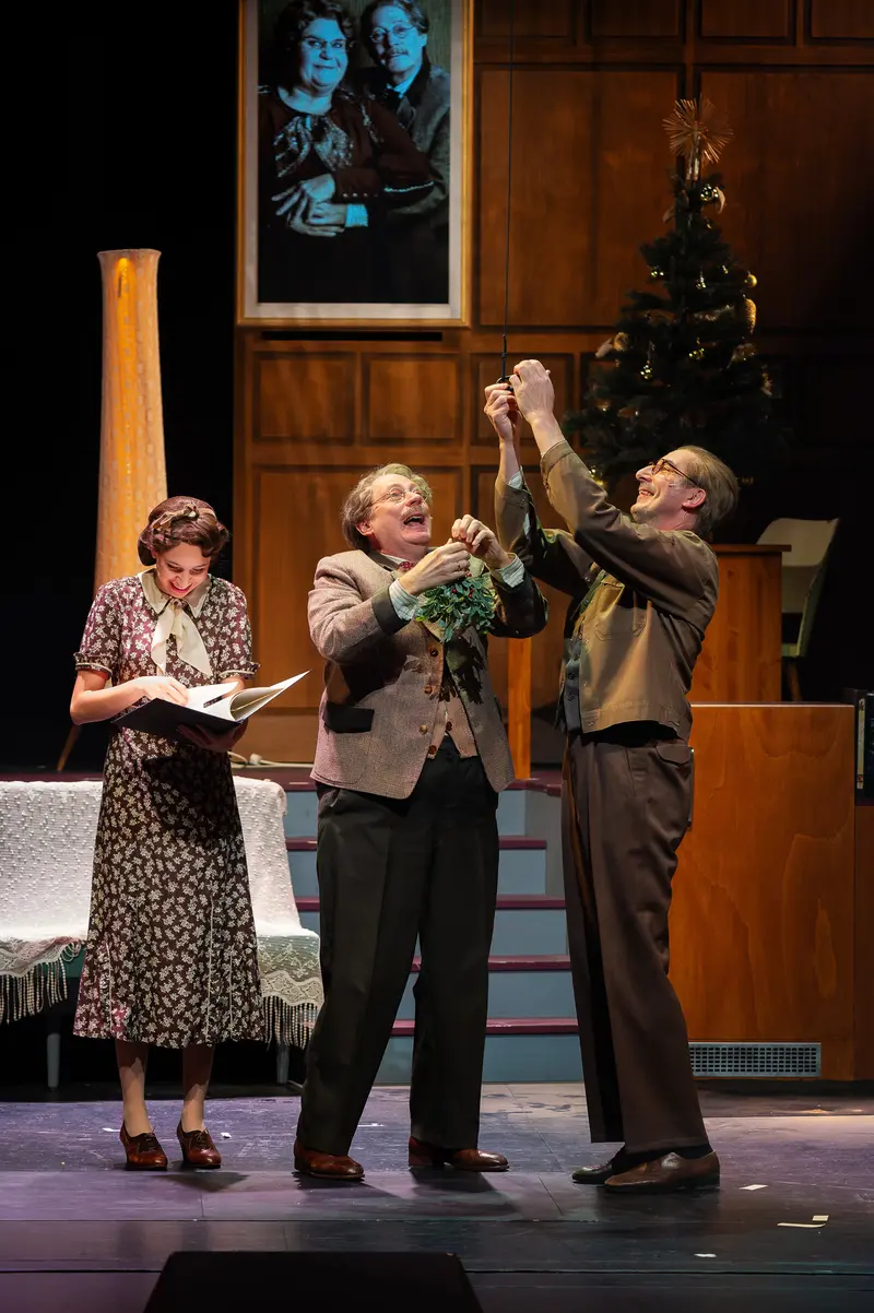 Miss Scrooge Theater Performance at Kammerspielen with Three Actors on Stage
