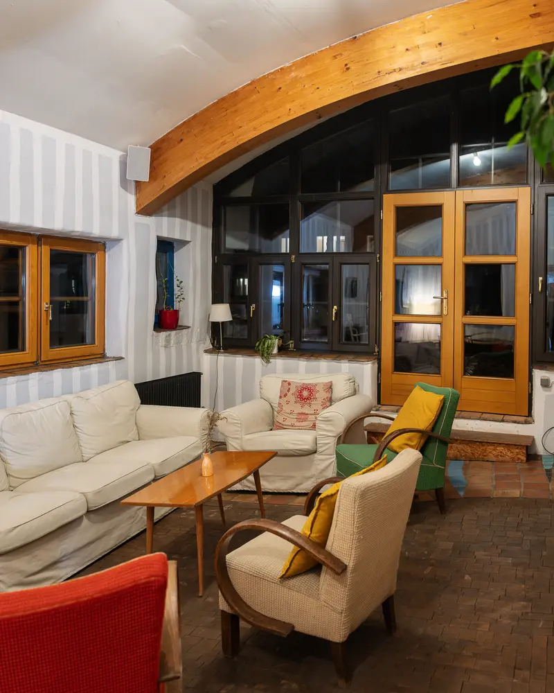 Cozy Mid-Century Modern Living Room with Wooden Arch and Vintage Furniture