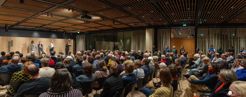 Wien Museum 'MIXED' Ausstellungseröffnung. Liz Metta Performing for Seated Audience at Wien Museum Mixed Exhibition