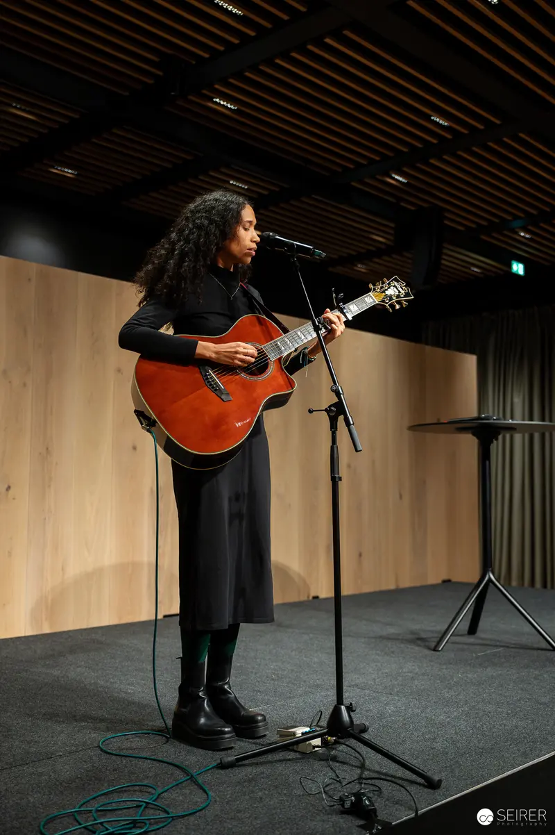 Wien Museum 'MIXED' Ausstellungseröffnung. Liz Metta Performing at Wien Museum's Mixed Exhibition, Solo Guitar Performance
