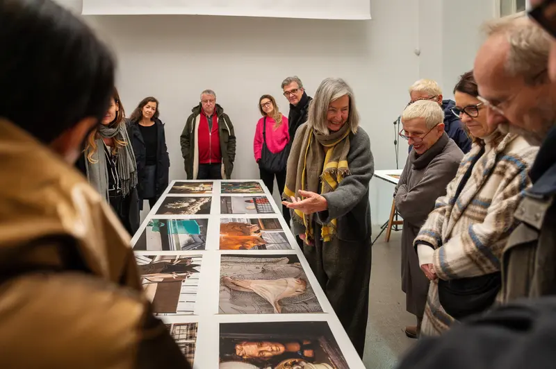 Foto Arsenal "In Transition" Event: Participants Examining Photographic Prints