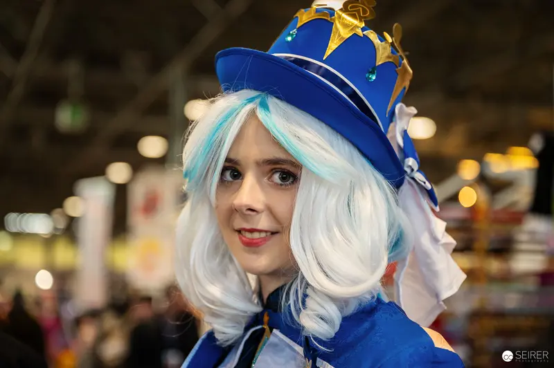 Cosplayer in Blue Royal Crown at Vienna ComicCon 2024