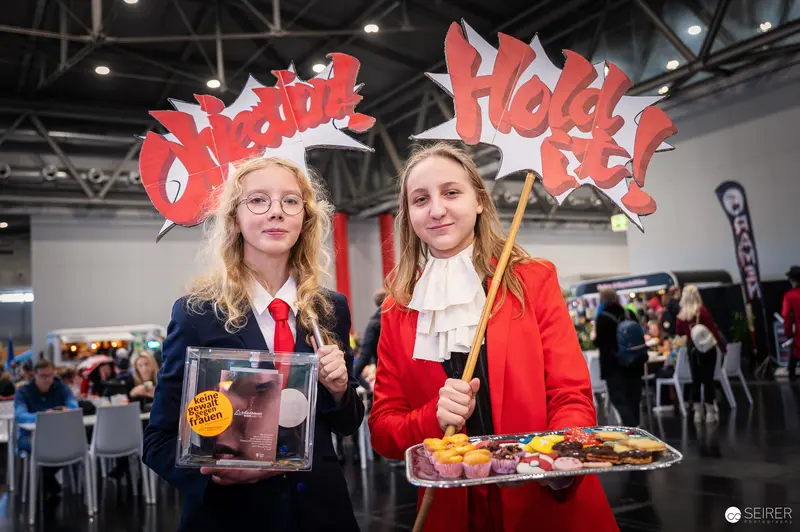 Vienna ComicCon 2024: Cosplayers Showcasing Creative Comic-Themed Displays and Treats