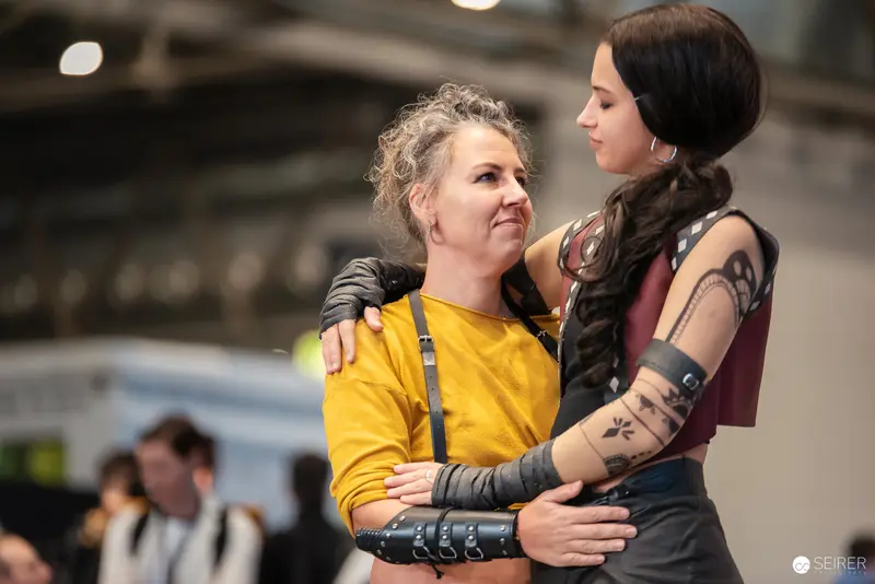 Cosplay Embrace at Vienna ComicCon 2024: Emotional Connection in Costume
