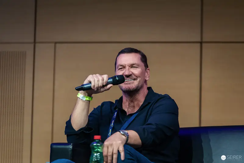 Enthusiastic Speaker Engaging Audience at Vienna ComicCon 2024