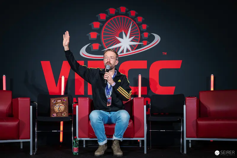 Vienna ComicCon 2024: Host Speaking on Stage with Red Branding