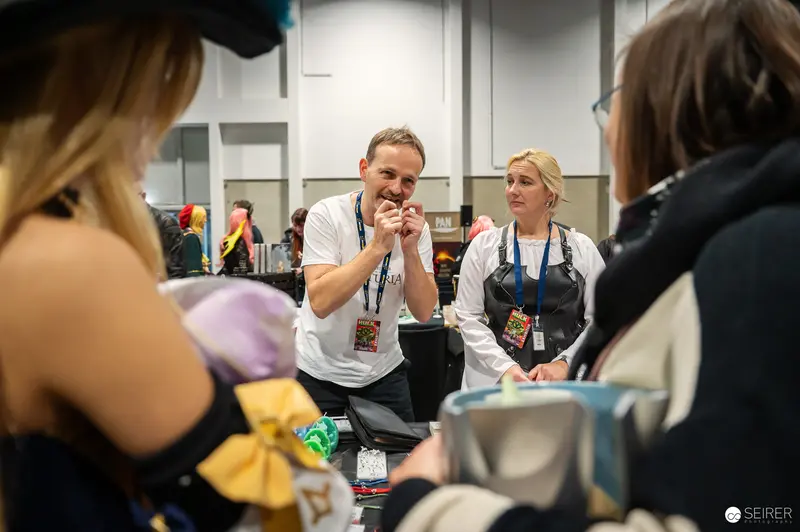 Staff Members Coordinate Behind the Scenes at Vienna ComicCon 2024